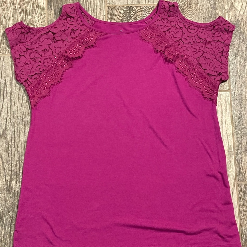 💜 3/$25. St Johns Bay fuchsia cold shoulder top